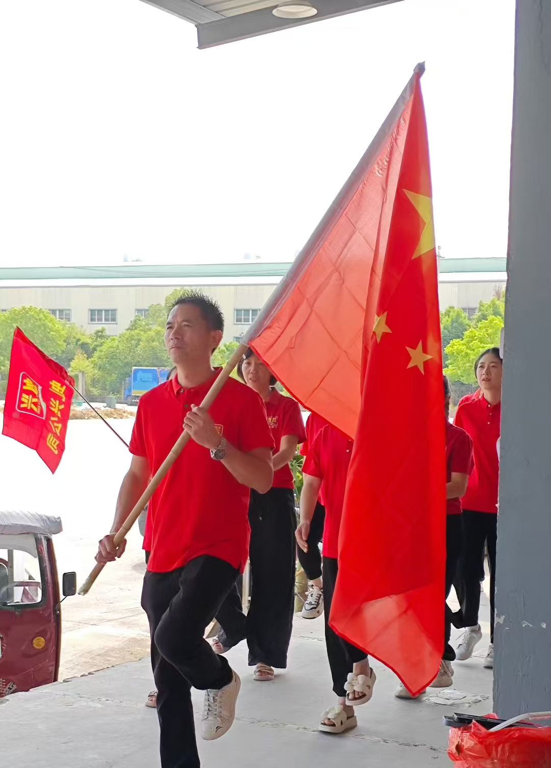 2025年9月3日虬興公司組織員工觀(guān)看閱兵直播，為祖國(guó)的繁榮昌盛感到自豪！